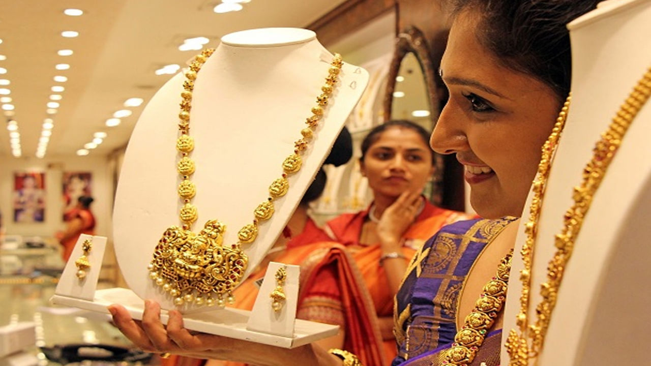 Gold Prices Today: పండగపూట శాంతించిన పసిడి.. తెలుగు రాష్ట్రాల్లో బంగారం, వెండి ధరలు ఎలా ఉన్నాయంటే..