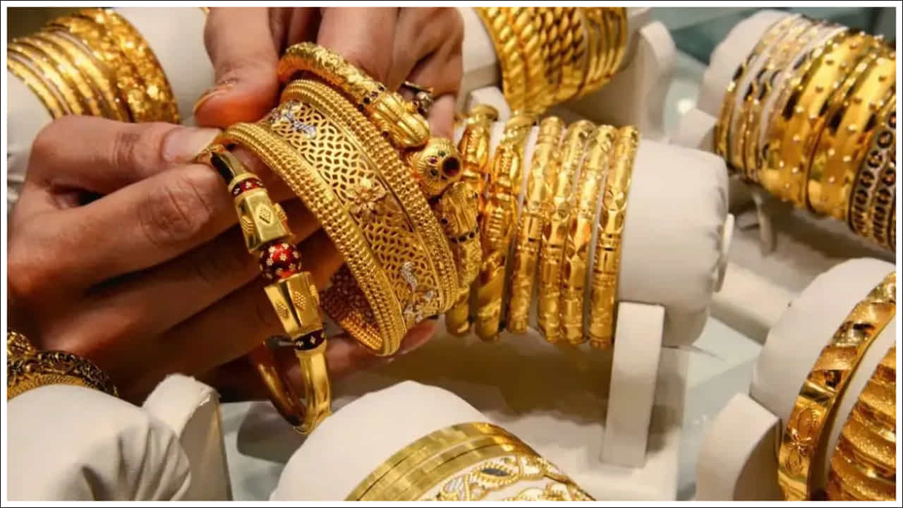 యుద్ధ భయాలు కూడా గోల్డ్ రేట్లపై ప్రభావం చూపిస్తున్నాయి. చాలామంది స్టాక్మార్కెట్లు అంత సేఫ్ కాదన్న అంచనాతో ఉన్నారు. దీంతో బంగారంపైనే భారీగా ఇన్వెస్ట్ చేస్తున్నారు. ఫైనల్గా పసిడి ధర ఆల్ టైమ్ రికార్డ్ వైపుగా దూసుకెళ్తోంది. అతి త్వరలో లక్ష రూపాయల మార్క్ను టచ్ చేయడం ఖాయమన్న అంచనాలు ఉన్నాయి. అంతర్జాతీయ మార్కెట్లో గోల్డ్ రేట్లు భారీగా పెరుగుతున్నాయి. ఈ క్రమంలో దేశీయ గోల్డ్ రేట్లు ఇంకా పెరుగుతాయా? బడ్జెట్లో ఎలాంటి నిర్ణయాలు ఉండే అవకాశం ఉంది? ఫిబ్రవరి 1 తర్వాత బంగారం పయనం ఎటు అన్న చర్చ జోరందుకుంది.