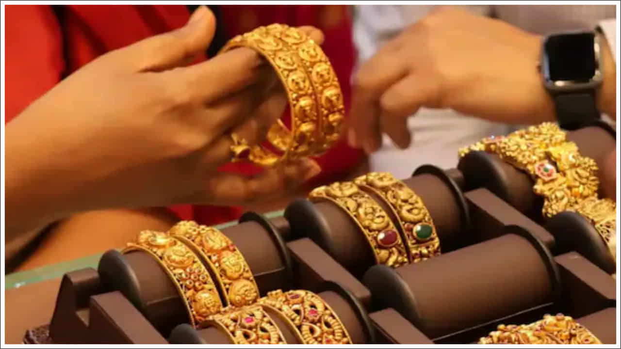 ప్రస్తుతానికి బంగారం ధర 82వేలు దాటేసింది. మున్ముందు లక్షమార్క్ను దాటే అవకాశాలు ఉన్నాయని నిపుణులు చెబుతున్నారు. మధ్యతరగతి ప్రజలు పసిడి కొనడం ఇక కలేనా? అసలు గోల్డ్ రేట్లు అమాంతం పెరగడానికి కారణాలేంటి? స్థిరంగా ఉన్న బంగారం ధర ఒక్కసారిగా పెరిగిపోయింది. అయితే పసిడి ధర పెరగడానికి చాలా కారణాలు కనిపిస్తున్నాయి.