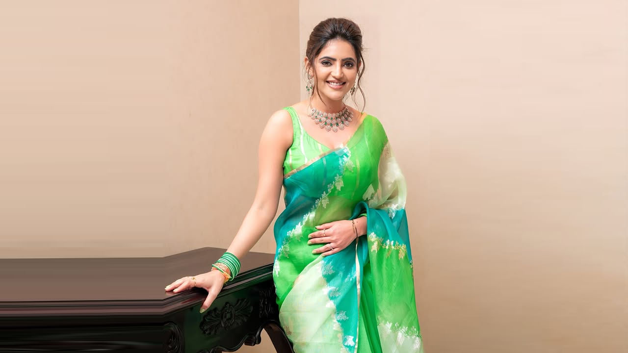 'పల్వాది కాదల్' అనే ఓ తమిళ యూట్యూబ్ షార్ట్ ఫిల్మ్ ద్వారా నటనలో కెరీర్ ప్రారంభించింది ఈ వయ్యారి భామ. 2017లో కాదల్ కన్ కట్టుదే అనే ఓ తమిళ చిత్రంలో కథానాయకిగా సినీ అరంగేట్రం చేసింది ముద్దుగుమ్మ అతుల్య రవి.