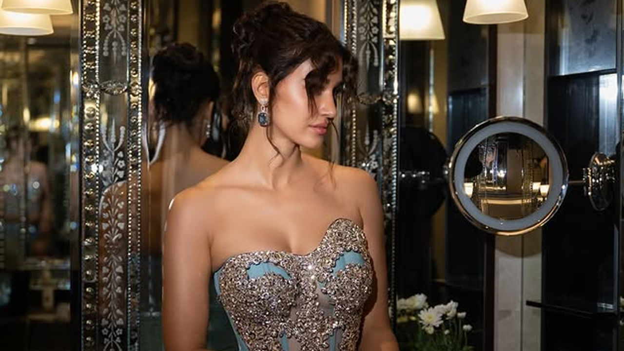 ఈ వయ్యారి అక్క ఖుష్బూ పటానీ ఇండియన్ ఆర్మీలో లెఫ్టినెంట్. ఆమెకి సూర్యాంశ్ పటానీ అనే తమ్ముడు కూడా ఉన్నాడు.లక్నోలోని అమిటీ యూనివర్సిటీలో ఇంజనీరింగ్ చేస్తున్న సమయంలో సినిమా అవకాశం రావడంతో మధ్యలోనే వదిలేసింది.