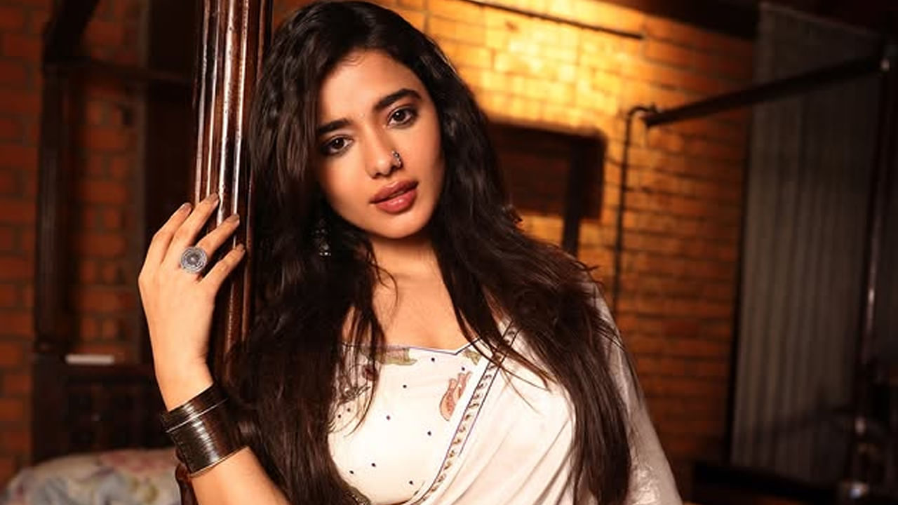  24 డిసెంబర్ 1995న భారతదేశ రాజధాని ఢిల్లీ నగరంలో ఓ హిందూ కుటుంబంలో జన్మించింది వయ్యారి భామ కేతిక శర్మ. ఉత్తరప్రదేశ్ రాజధాని లక్నోలోని లా మార్టినియర్ బాలికల పాఠశాలలో స్కూలింగ్ విద్యను పూర్తిచేసింది ఈ ముద్దుగుమ్మ.