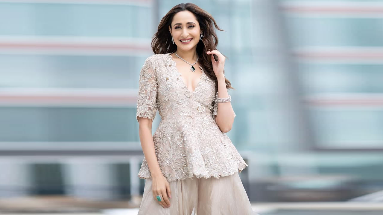 సింబయాసిస్ యూనివర్శిటీలో చదువుతున్న సమయంలో ఆమె వివిధ అందాల పోటీల్లో పాల్గొని విజయవంతమైన మోడల్గా మారింది. 2014లో కళ మరియు సాంస్కృతిక రంగంలో ఆమె సాధించిన విజయానికి సహజీవన సాంస్కృతిక పురస్కారాన్ని అందుకుంది. అందాల పోటీ ఫెమినా మిస్ ఇండియా 2008 ద్వారా మిస్ ఫ్రెష్ ఫేస్, మిస్ డ్యాన్సింగ్ క్వీన్ మరియు మిస్ ఫ్రెండ్ ఎర్త్ టైటిల్లను గెలుచుకుంది.