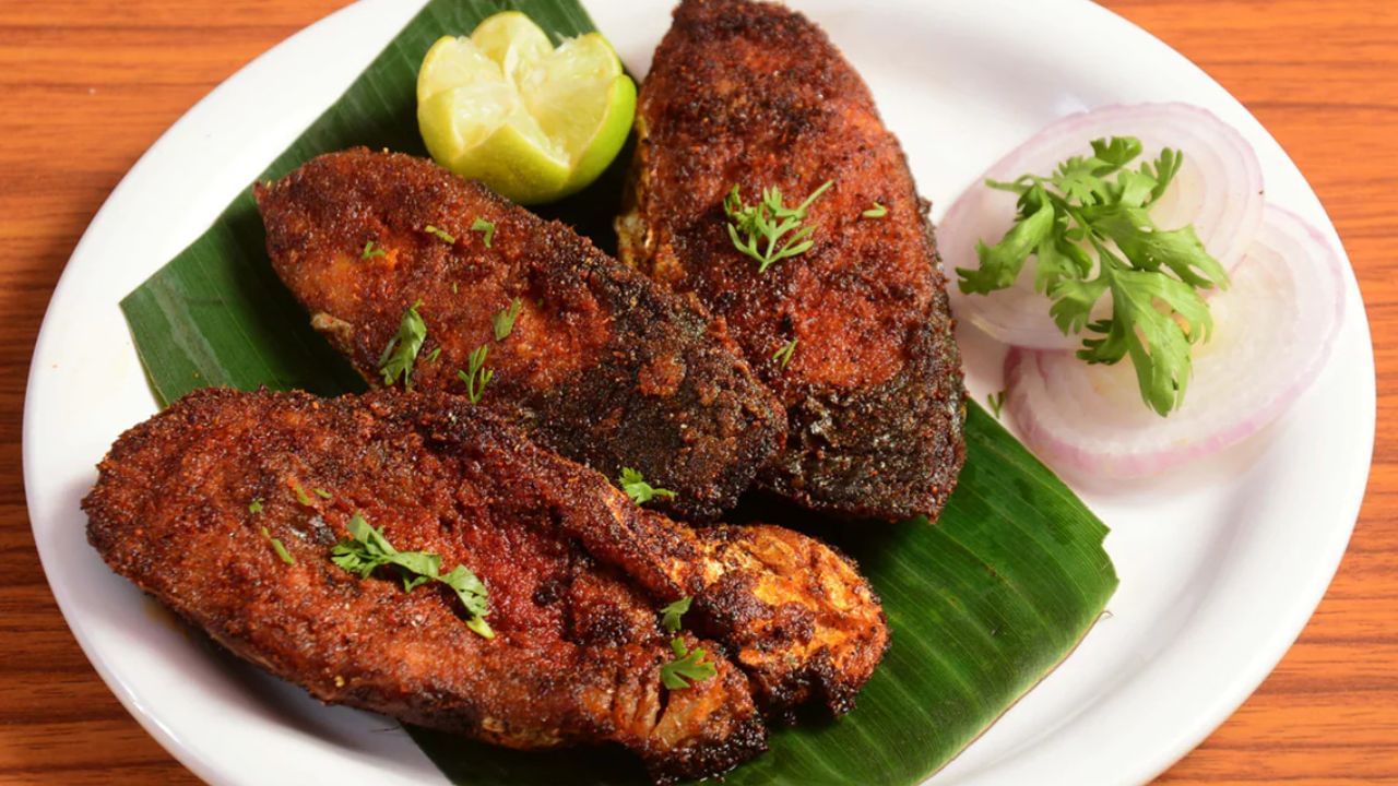 ఎక్కువ పాదరసం ఉండే చేపల్ని దూరంగా పెట్టి ఆరోగ్యానికి మేలు చేసే చేపలను మాత్రమే తీసుకోవాలి. అందుకే సాల్మన్, హిల్సా, ట్రౌట్, ఆంకోవి వంటి చేపలను డైట్‌లో భాగం చేసుకోవడం మంచిది. ఇవి ఒమేగా-3 కొవ్వు ఆమ్లాలను సమృద్ధిగా కలిగి ఉండటంతో గుండె సంబంధిత సమస్యలు తగ్గించడంలో సహాయపడతాయి. చేపలు తినేటప్పుడు వాటిలోని పోషకాలు, హానికరమైన పదార్థాల గురించి అవగాహన ఉండాలి. పాదరసం ఎక్కువగా ఉండే చేపలు ఆరోగ్యానికి ప్రమాదకరం. కనుక చేపలని లిమిటెడ్ గా తీసుకోవడం మంచిది. 