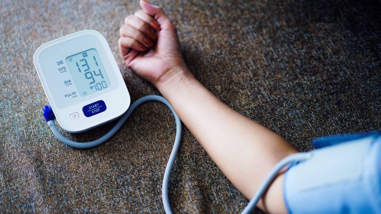 High Blood Pressure: హైబీపీ ఉన్నవారు పొరపాటున కూడా ఈ ఫుడ్స్ తినకూడదు..