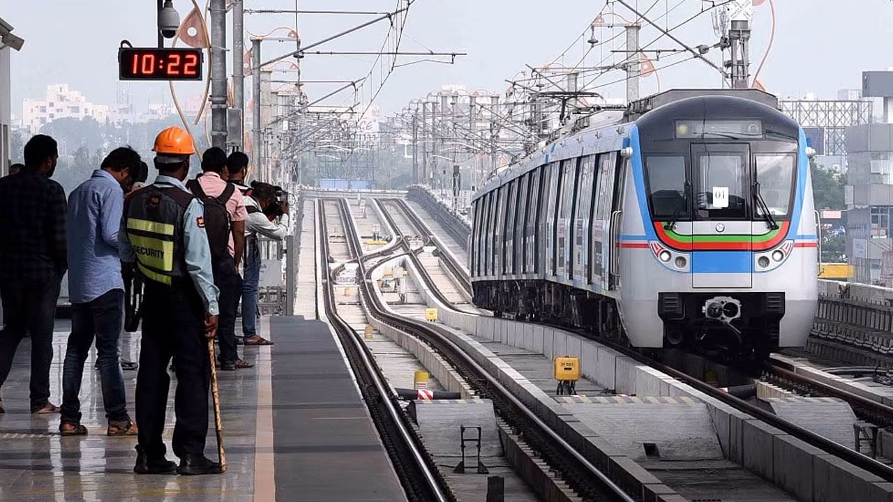 Hyderabad Metro: హైదరాబాద్‌ మెట్రో సేవల్లో అంతరాయం.. ప్రయాణికుల ఇబ్బందులు