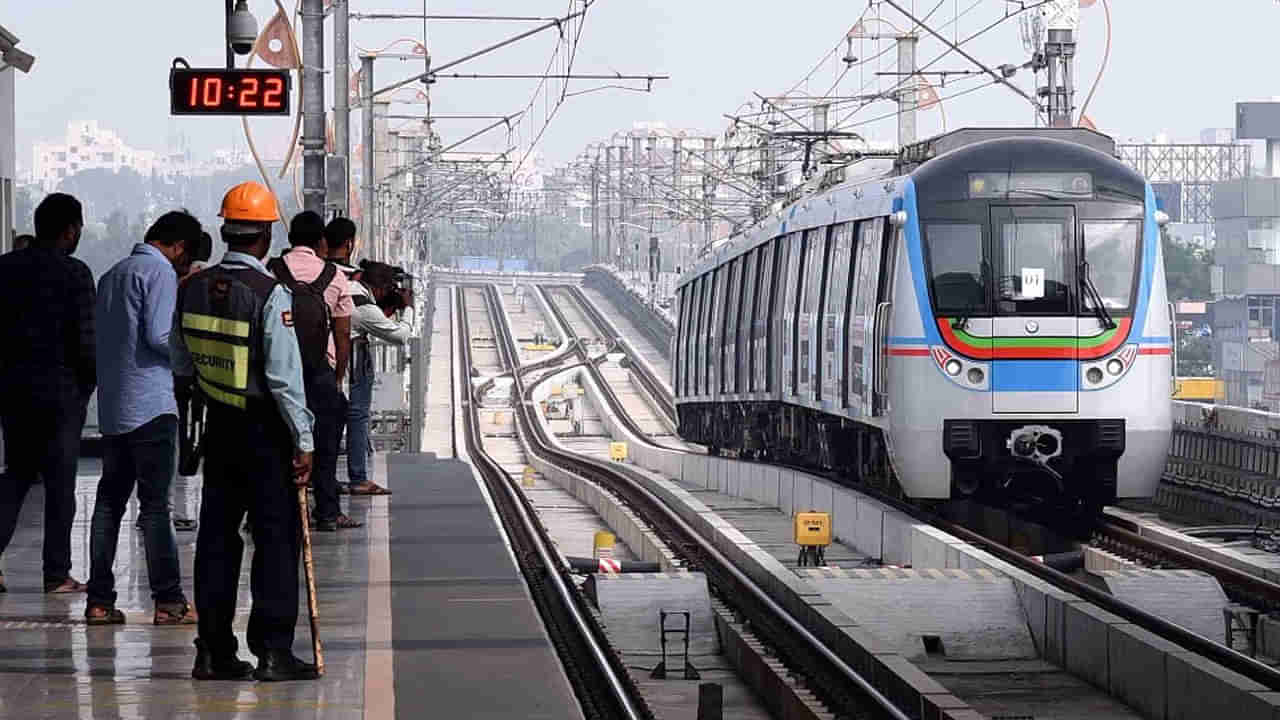 Hyderabad Metro: హైదరాబాద్‌ మెట్రో సేవల్లో అంతరాయం.. ప్రయాణికుల ఇబ్బందులు