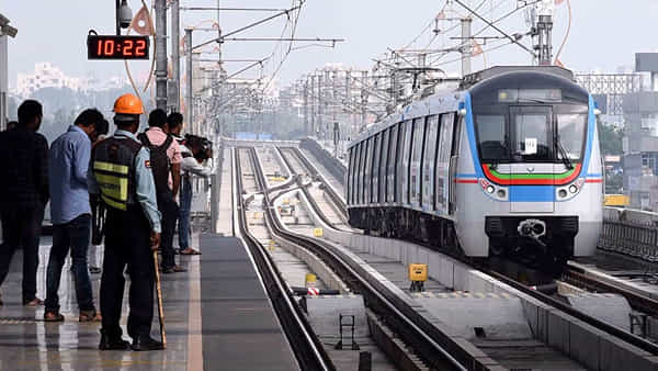 Hyderabad Metro: హైదరాబాద్ మెట్రో సేవల్లో అంతరాయం.. ప్రయాణికుల ఇబ్బందులు