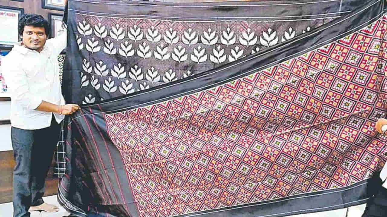 రెండువైపులా వేర్వేరు డిజైన్లు, రంగులతో ఇక్కత్‌ పట్టుచీర.. చేనేత కళాకారుడి అద్భుత సృష్టి..