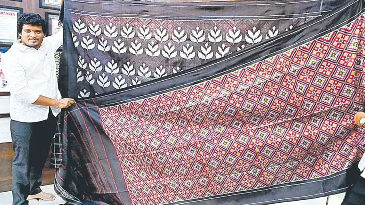 రెండువైపులా వేర్వేరు డిజైన్లు, రంగులతో ఇక్కత్‌ పట్టుచీర.. చేనేత కళాకారుడి అద్భుత సృష్టి..