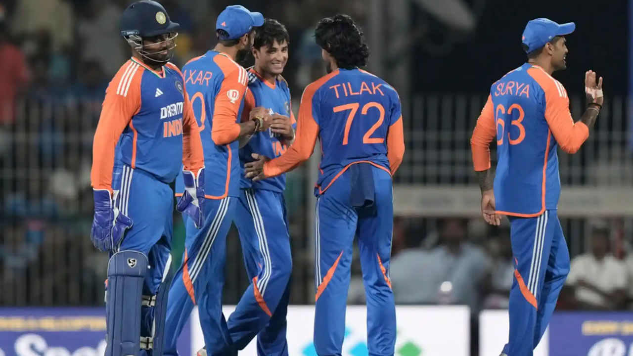 India vs England 4th T20I: భారత్, ఇంగ్లండ్ మధ్య ఐదు మ్యాచ్‌ల టీ20 సిరీస్‌లో 3 మ్యాచ్‌లు జరిగాయి. ఇందులో తొలి రెండు మ్యాచ్‌ల్లో టీమిండియా విజయం సాధించగా, మూడో మ్యాచ్‌లో ఇంగ్లిష్‌ జట్టు విజయం సాధించింది. అంటే, సూర్యకుమార్ యాదవ్ సారథ్యంలోని భారత జట్టు ప్రస్తుతం 2-1తో ఆధిక్యంలో ఉంది. అయితే, గత 3 మ్యాచ్‌ల్లో రాణించలేకపోయిన ఆటగాళ్లు కూడా ఉన్నారు. ఇప్పుడు అతడిని జట్టు నుంచి తప్పించే ప్రమాదం ఉంది. జనవరి 31, శుక్రవారం పూణెలో జరగనున్న నాలుగో టీ20 ఇంటర్నేషనల్‌లో ఈ ఆటగాళ్లు ఆడకపోతే, వారి కార్డులు తుడిచిపెట్టుకుపోయే అవకాశం ఉంది. ఈ ఆటగాళ్లు ఎవరో ఇప్పుడు తెలుసుకుందాం.