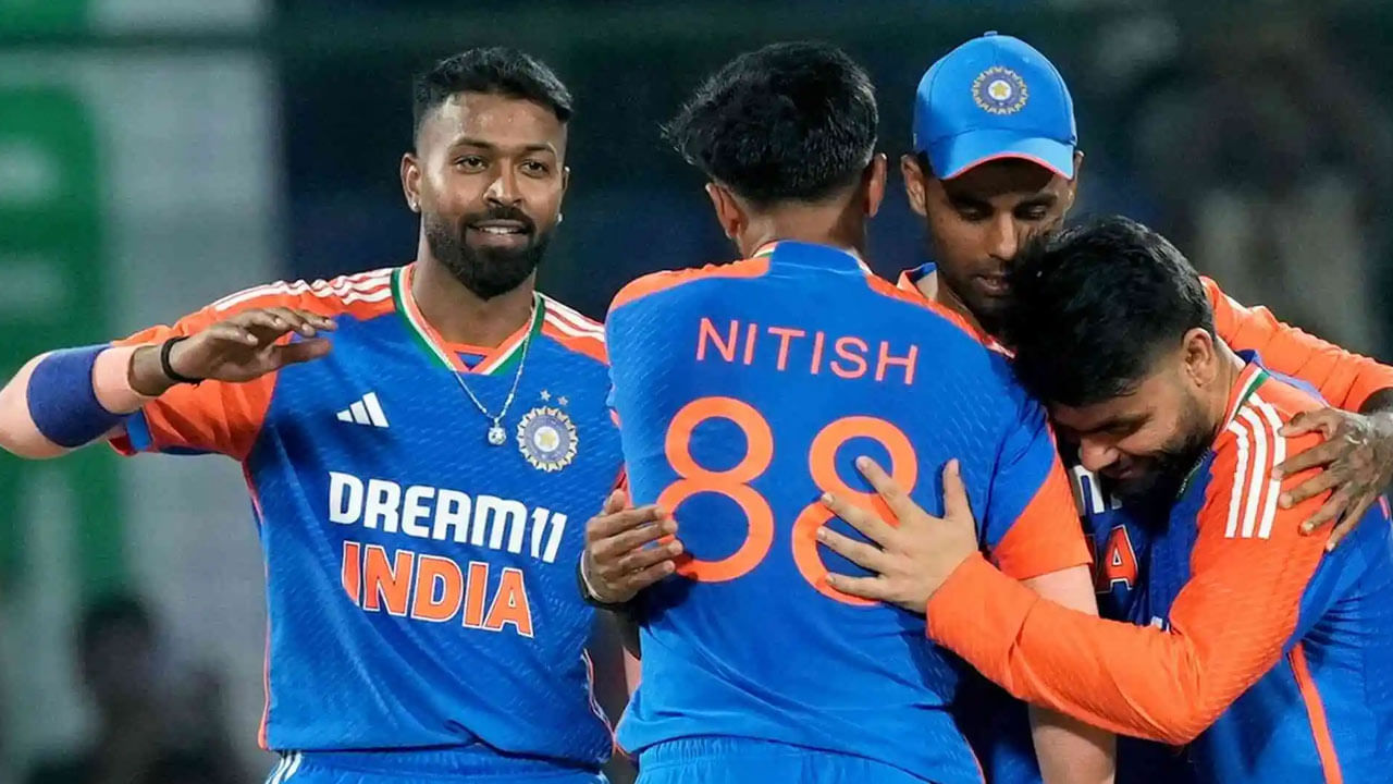 కానీ, రెండో మ్యాచ్‌లో 19 బంతుల్లో 26 పరుగులు చేసి ఔటయ్యాడు. మూడో మ్యాచ్‌లో 15 బంతుల్లో 6 పరుగులతో నెమ్మదిగా ఇన్నింగ్స్ ఆడాడు. ఈ రెండు మ్యాచ్‌ల్లోనూ టీమిండియా ఇరుక్కుపోయింది. తిలక్ వర్మ ఒకరిని కాపాడినా, మరొకరిలో ఓటమి చవిచూశారు. బౌలింగ్ గురించి మాట్లాడుకుంటే, సుందర్ రెండు మ్యాచ్‌ల్లోనూ కేవలం 2 ఓవర్లు మాత్రమే బౌలింగ్ చేశాడు. ఈ సమయంలో అతను 24 పరుగులు ఇచ్చి 1 వికెట్ తీసుకున్నాడు. నాలుగో మ్యాచ్‌లో కూడా బిష్ణోయ్‌, సుందర్‌లు రాణించలేకపోతే ప్లేయింగ్‌ ఎలెవన్‌కు దూరమయ్యే అవకాశం ఉంది.