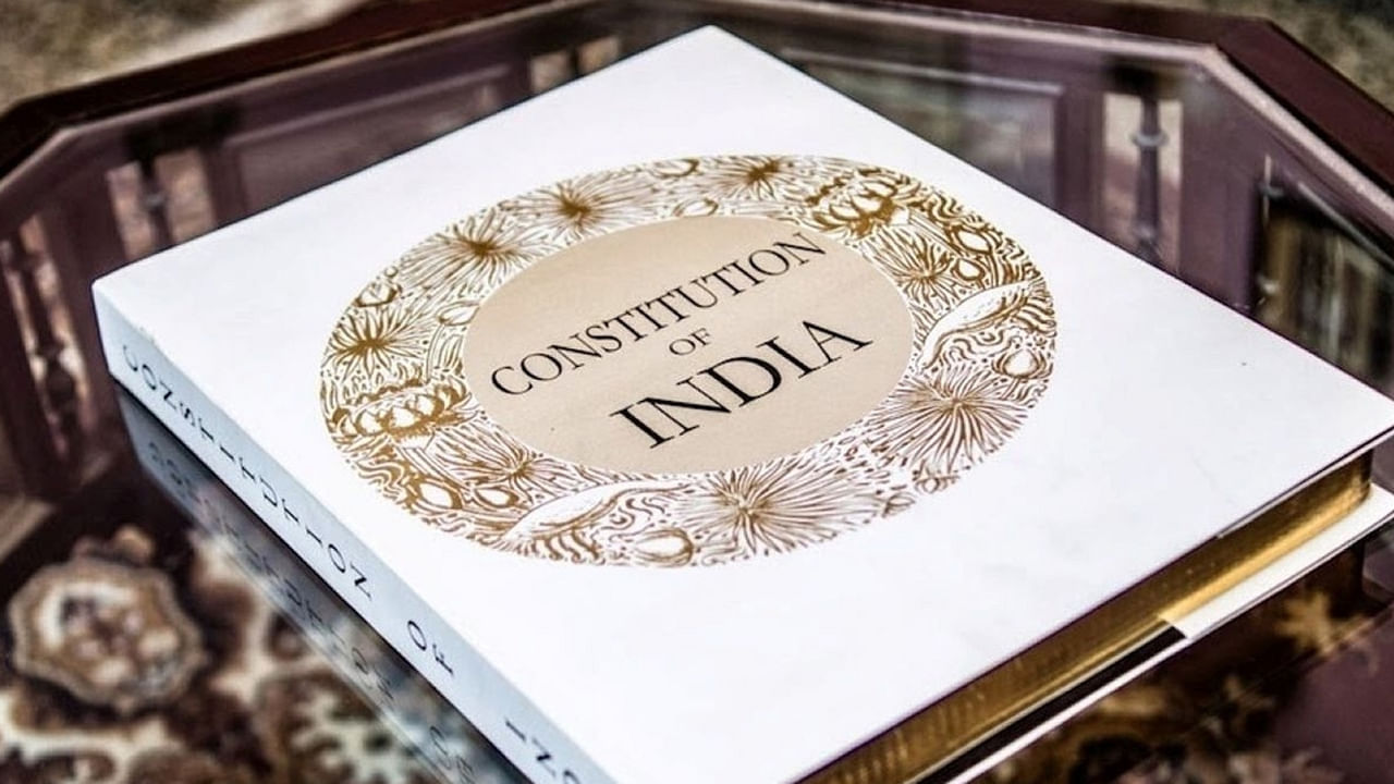 1950లో భారత రాజ్యాంగాన్ని ఆమోదించినందుకు గౌరవసూచకంగా భారతదేశంలో ప్రతి సంవత్సరం జనవరి 26న గణతంత్ర దినోత్సవాన్ని జరుపుకుంటారు.ఈ రోజు భారతదేశం బ్రిటిష్ ఆధిపత్యం నుండి సార్వభౌమ, ప్రజాస్వామ్య గణతంత్ర రాజ్యంగా మారడాన్ని సూచిస్తుంది. ఇది దేశం యొక్క మార్గదర్శక సూత్రాలుగా న్యాయం, స్వేచ్ఛ, సమానత్వం మరియు సౌభ్రాతృత్వం యొక్క స్థాపనను సూచిస్తుంది.