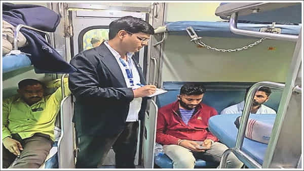 Indian Railways: మీరు లోయర్ బెర్త్ కోసం టికెట్ బుక్ చేస్తున్నారా? రైల్వే నిబంధనలు!
