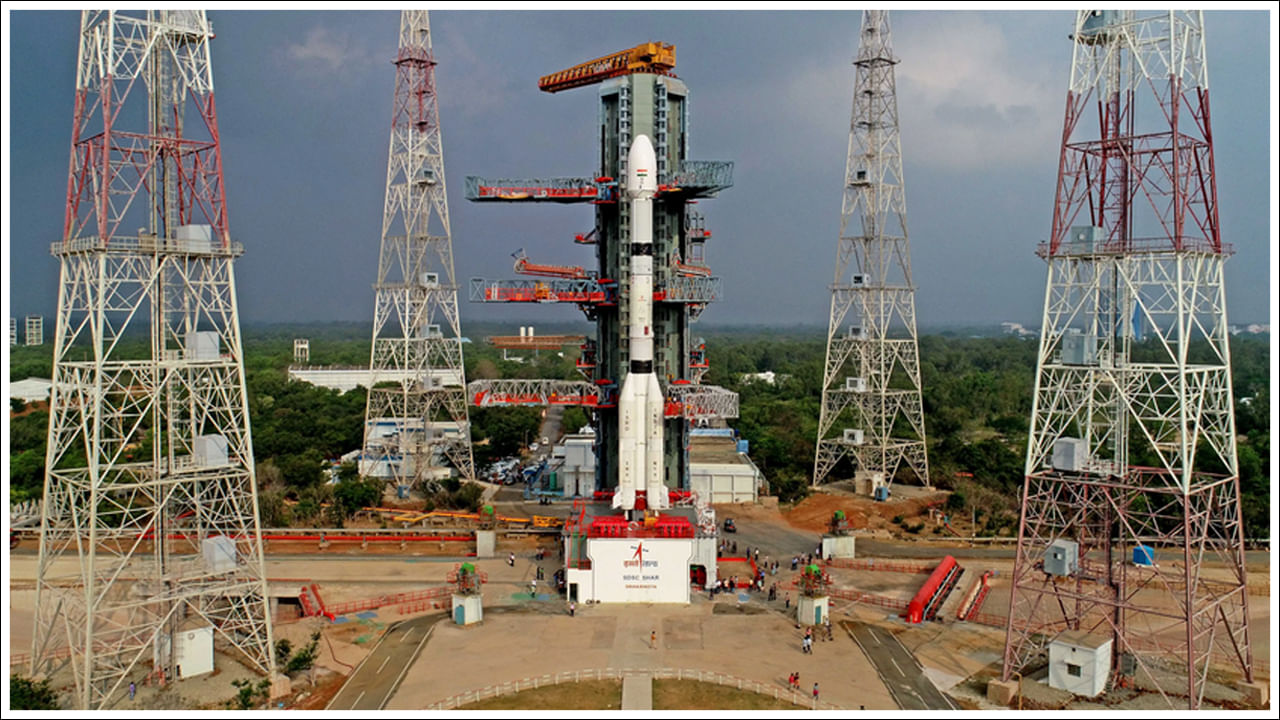 రాకెట్ ప్రయోగాలతో ఇస్రో ఇప్పటికే ఎన్నో ఘనతలను సాధించగా.. ఇప్పుడు సరికొత్త రికార్డు సృష్టించబోతోంది. ఇస్రో తన 100వ రాకెట్‌ను ప్రయోగించి విజయాన్ని తన ఖాతాలో వేసుకోనుంది. ఇస్రో ఈ రాకెట్‌కి జీఎస్‌ఎల్‌వీ ఎఫ్15 అని పేరు పెట్టింది. ఈ రాకెట్ రెండు NVS-02 ఉపగ్రహాలను అంతరిక్షంలోకి పంపనుంది.