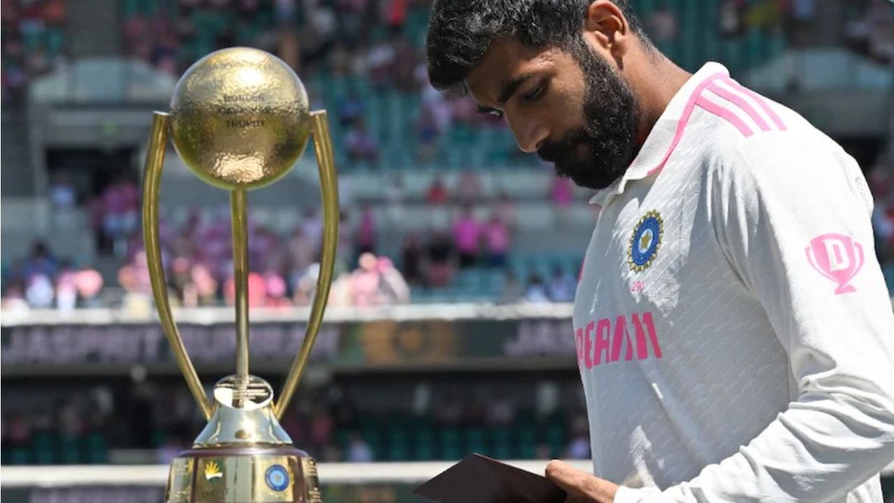 ICC Men Player Of The Month: భారత సూపర్ స్టార్ ఫాస్ట్ బౌలర్ జస్ప్రీత్ బుమ్రా డిసెంబర్ 2024 నెలకుగాను ఐసీసీ పురుషుల ప్లేయర్ ఆఫ్ ది మంత్‌గా ఎంపికయ్యాడు. ఆస్ట్రేలియా టూర్‌లో టెస్టు సిరీస్‌లో అద్భుత ప్రదర్శన చేయడంతో అతనికి ఈ గౌరవం దక్కింది. ఆస్ట్రేలియా కెప్టెన్ పాట్ కమిన్స్, దక్షిణాఫ్రికా బౌలర్ డేన్ ప్యాటర్సన్‌లను ఓడించి జస్ప్రీత్ బుమ్రా ఈ ఘనత సాధించాడు. 