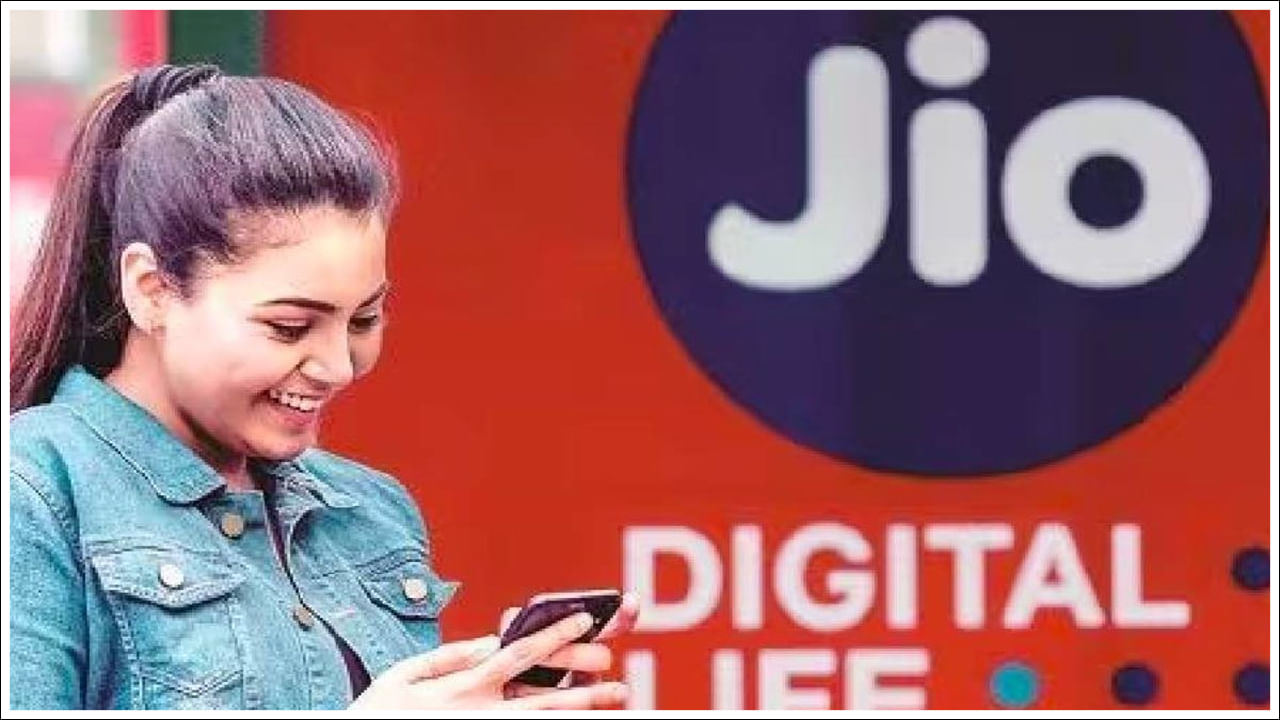 అదనపు ప్రయోజనాల గురించి మాట్లాడినట్లయితే.. ఈ రూ.2025 ప్లాన్తో జియో టీవీ, జియో సినిమా, జియో క్లౌడ్కి ఉచిత యాక్సెస్ ఉంటుంది. జియో అధికారిక సైట్ ప్రకారం.. ఈ ప్లాన్తో ప్రీపెయిడ్ వినియోగదారులు అపరిమిత 5G డేటా ప్రయోజనాన్ని కూడా పొందుతారు. అయితే ఇక్కడ గమనించాల్సిన విషయం ఏమిటంటే, జియో సినిమా ప్రీమియం సబ్స్క్రిప్షన్ ప్రయోజనం రూ.2025 ప్లాన్లో అందుబాటులో ఉండదు.