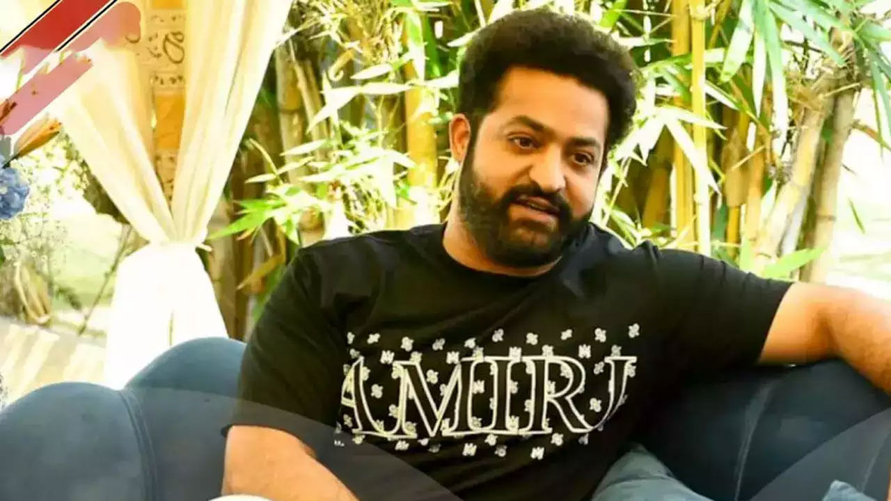 అలాగే వంశీ పైడిపల్లి దర్శకత్వంలో తెరకెక్కిన ఊపిరి సినిమా కథను కూడా డైరెక్టర్ ముందుగా, ఎన్టీఆర్‌కు వినిపించాడంట. కానీ నాగార్జున కాళ్లు పట్టుకోవాల్సిన సన్నివేశాలు ఉండటంతో, దీని వలన తన అభిమానుల నుంచి సమస్యలు వస్తాయని భావించి మూవీని రిజెక్ట్ చేశారంట.