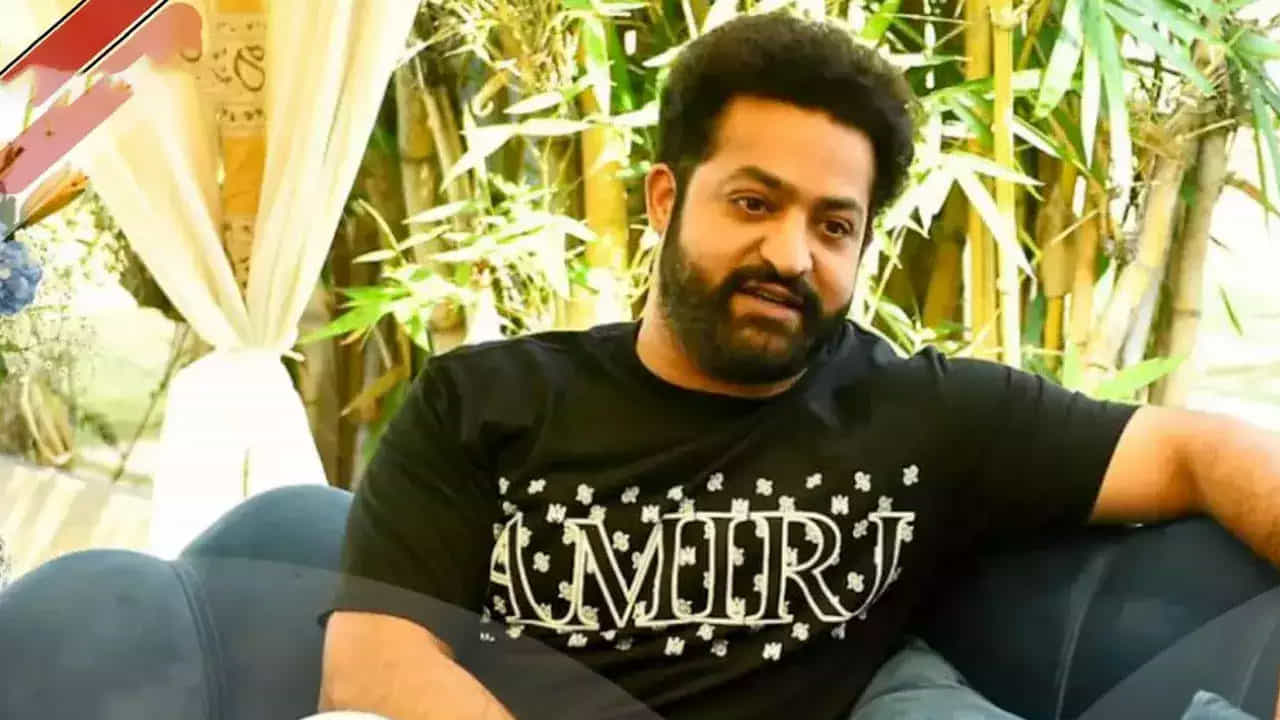 అలాగే వంశీ పైడిపల్లి దర్శకత్వంలో తెరకెక్కిన ఊపిరి సినిమా కథను కూడా డైరెక్టర్ ముందుగా, ఎన్టీఆర్కు వినిపించాడంట. కానీ నాగార్జున కాళ్లు పట్టుకోవాల్సిన సన్నివేశాలు ఉండటంతో, దీని వలన తన అభిమానుల నుంచి సమస్యలు వస్తాయని భావించి మూవీని రిజెక్ట్ చేశారంట.