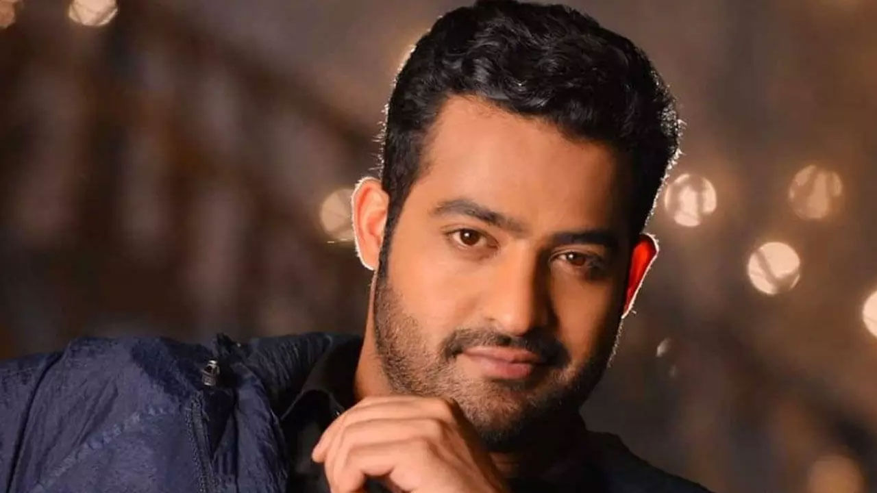 బోయపాటి శ్రీను, రవితేజ కాంబినేషన్‌లో వచ్చిన భద్ర మూవీ బ్లాక్ బస్టర్ హిట్ అయ్యింది. అయితే ఈ మూవీ కథను దర్శకుడు జూనియర్ ఎన్టీఆర్‌కు వినిపించగా, డేట్స్ ఖాళీ లేవని ఆయన సినిమాను రిజెక్ట్ చేశాడంట.