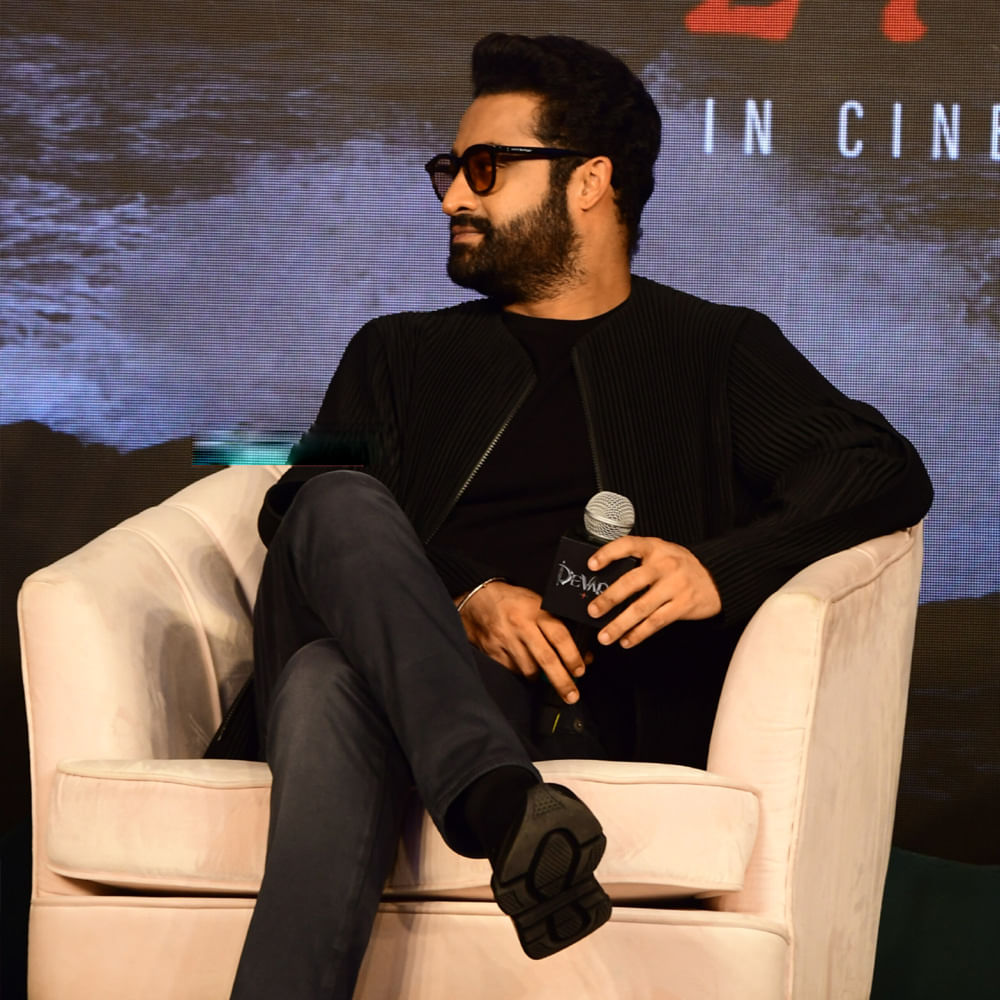 హృతిక్ రోషన్ లాంటి హీరో ఎదురుగా ఉన్నా.. తారక్‌ను తక్కువగా అంచనా వేయడానికి లేదు. వార్ 2లో హృతిక్ రోషన్ కంటే జూనియర్ ఎన్టీఆర్ క్యారెక్టర్ మరింత ఛాలెంజింగ్‌గా ఉంటుందని తెలుస్తుంది. 