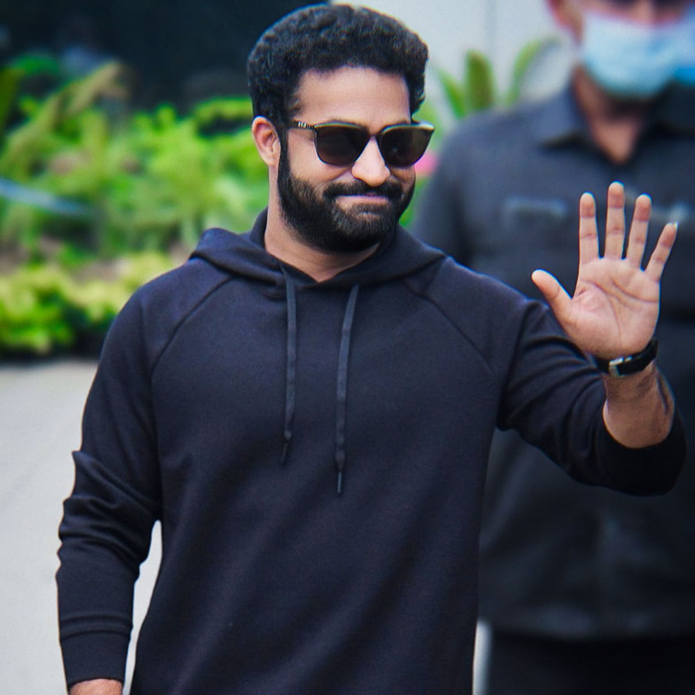 గతంలో జై లవకుశలో తారక్ ఈ తరహా పాత్ర చేసారు. వార్ 2లో దేశం కోసం ప్రాణాలిచ్చే సైనికుడిగా ఉన్న తారక్.. ఆ తర్వాత ఎందుకు నెగిటివ్ షేడ్స్‌లోకి మారిపోయారనేది ఆసక్తికరంగా ఉండబోతుందని తెలుస్తుంది. 