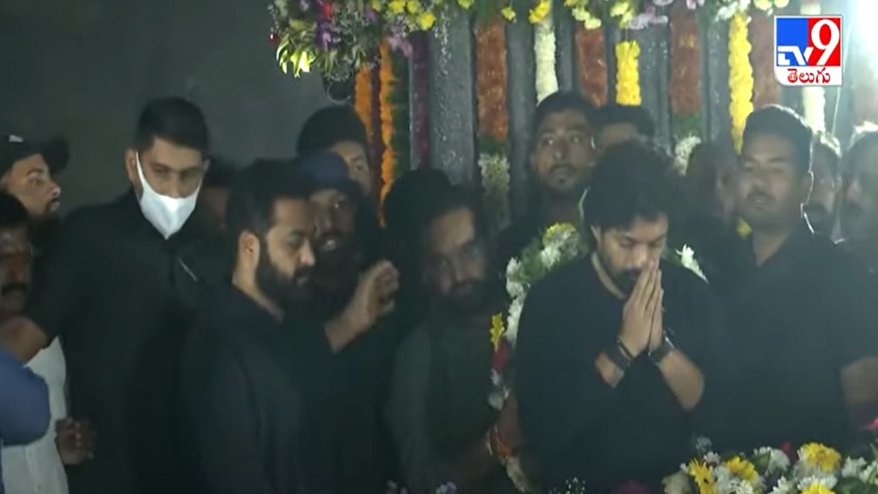 NTR: ఎన్టీఆర్ ఘాట్ వద్ద నివాళులు అర్పించిన జూనియర్ ఎన్టీఆర్, బాలకృష్ణ..