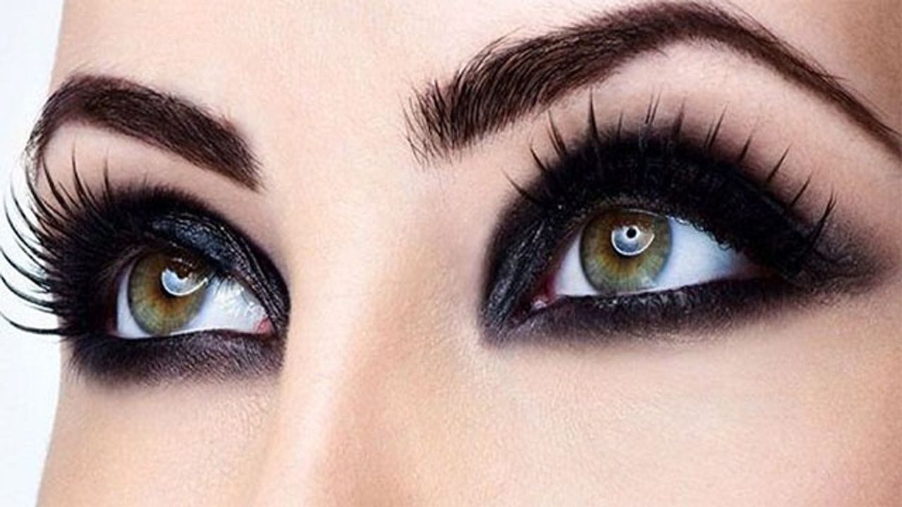 తరచూ కంటి సమస్యలతో బాధ పడేవారు కాటుకను ధరించడం చాలా మంచిది. కాటు పెట్టుకోవడం వల్ల కంటిలోని ఎర్రటి చారలు అనేవి తొలగిపోతాయి. కళ్లలో ఎలాంటి దుమ్ము, ధూళి పడకుండా.. శుభ్రంగా ఉంచడంలో సహాయ పడతాయి.. 
