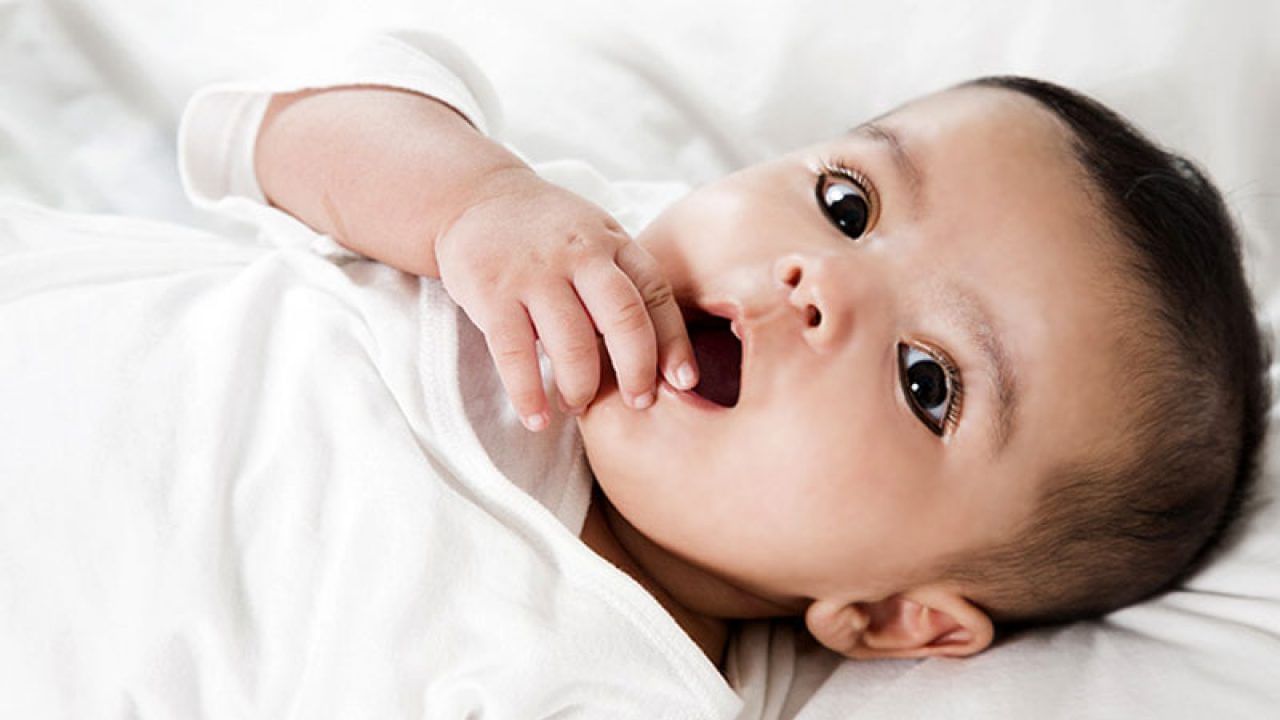 కళ్లను మెరిసేలా, ఆకర్షణీయంగా కనిపించేలా చేస్తాయి. సూర్య కిరణాల నుంచి కూడా కళ్లను కాపాడతాయి. యూవీ కిరణాలు నేరుగా కళ్ల మీద పడినా ఎలాంటి ప్రభావం పడకుండా కాటుక కాపాడుతుంది.
