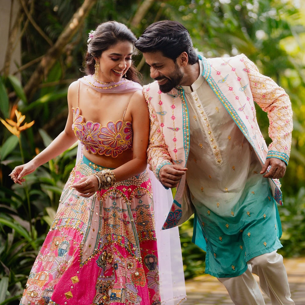 బాలీవుడ్‌లో అమ్మడి పేరు బాగా వినిపిస్తుందిప్పుడు. ఊ అనాలే గానీ అక్కడ్నుంచి ఆఫర్స్ కూడా క్యూ కడుతున్నాయి. అయితే పెళ్లి తర్వాత బ్రేక్ తీసుకున్నారు కీర్తి. పెళ్లి తర్వాత కొత్త ప్రాజెక్ట్స్ ఏవీ సైన్ చేయలేదు కీర్తిసురేష్. ప్రస్తుతానికి మ్యారీడ్ లైఫ్ ఎంజాయ్ చేస్తున్నారంతే. 