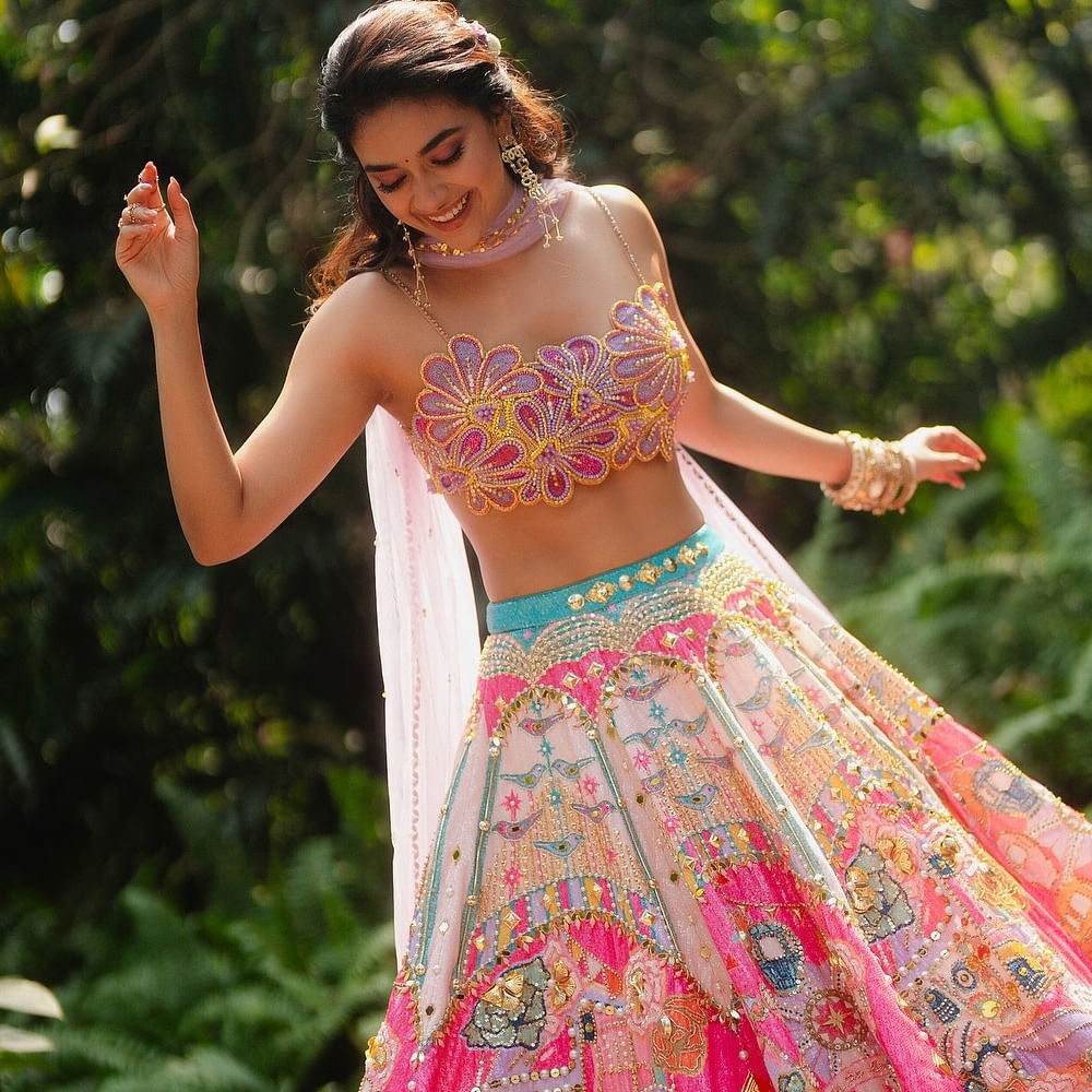 
ఫ్యామిలీ ఈవెంట్‌లోనూ గ్లామర్ షోలో తగ్గదే లేదన్నారు కీర్తి. ఇక సినిమాల విషయానికొస్తే.. ఎప్పుడో సైన్ చేసిన రివాల్వర్ రాణితో పాటు కన్నివేడి సినిమాలు త్వరలోనే విడుదల కానున్నాయి. కొత్త ప్రాజెక్ట్స్ విషయంపై కీర్తి స్వయంగా క్లారిటీ ఇవ్వాల్సి ఉంది.