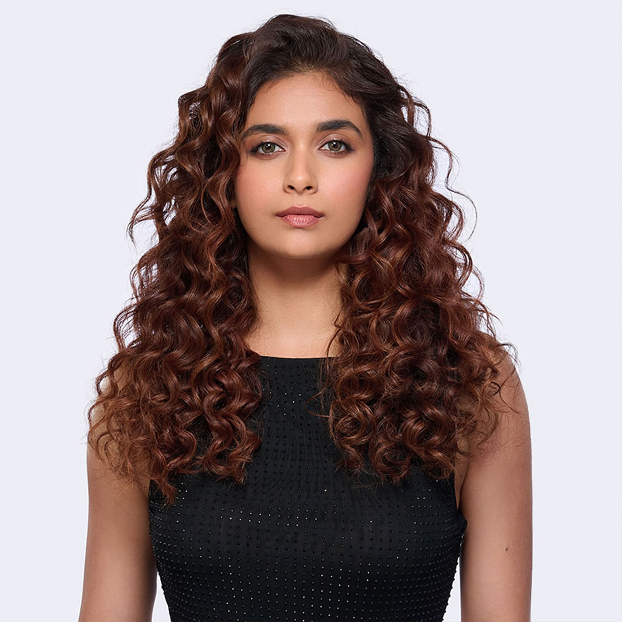 అయ్యా బాబోయ్.. ఈ ముద్దుగుమ్మను గుర్తుపట్టడం కష్టమే. ప్రస్తుతం సినీరంగంలో టాప్ హీరోయిన్. అంతేకాదు..  సౌత్ ఇండస్ట్రీలో అత్యధిక రెమ్యూనరేషన్ తీసుకుంటున్న హీరోయిన్లలో ఈ బ్యూటీ ఒకరు. తెలుగు, తమిళం ఎన్నో సినిమాల్లో నటించింది. 