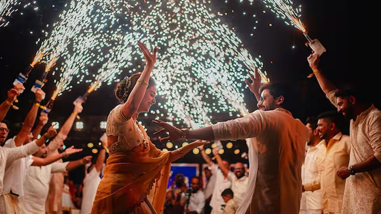 ఇక వీరు తమ సంగీత్ నైట్‌లో డ్యాన్స్ చేస్తూ ఉన్న ఫొటోస్ అందరినీ తెగ ఆకట్టుకుంటున్నాయి. ఇందులో వీరు చాలా సంతోషంగా జోష్‌ఫుల్‌గా కనిపస్తున్నారు.