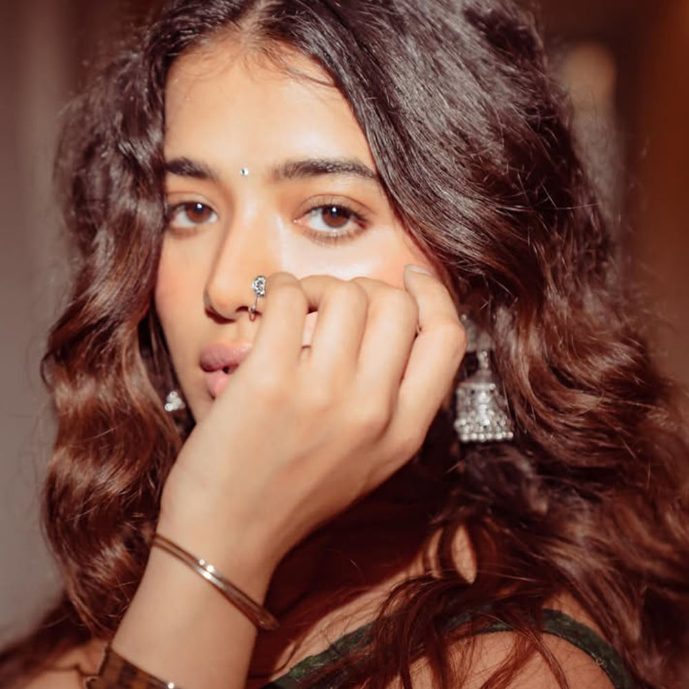 ఆ హీరోయిన్ మరెవరో కాదు. టాలీవుడ్ హీరోయిన్ కేతిక శర్మ. 2021లో వచ్చిన రొమాంటిక్ సినిమాతో తెలుగు తెరకు పరిచయమైంది. ఇందులో ఆకాష్ పూరి హీరోగా నటించగా.. ఈ సినిమా బాక్సాఫీస్ వద్ద డిజాస్టర్ అయ్యింది.