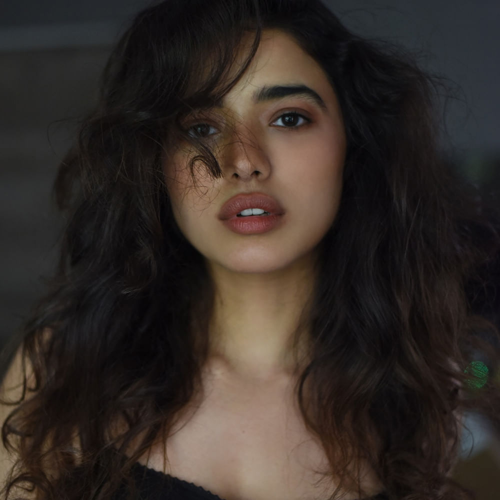 ఆ తర్వాత నాగశౌర్య జోడిగా లక్ష్య సినిమాలో కనిపించింది. ఈ మూవీ కూడా నిరాశ పరిచింది. అలాగే మెగా హీరో వైష్ణవ్ తేజ్ జోడీగా రంగ రంగా వైభవంగా, సాయి ధరమ్ తేజ్ సరసన బ్రో సినిమాలో నటించింది.