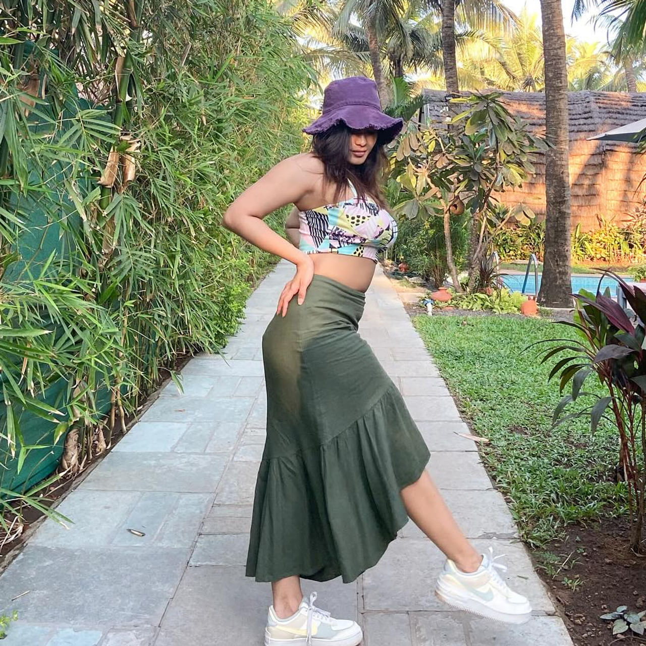 సోషల్ మీడియాలో సినీతారల చిన్ననాటి ఫోటోస్, త్రోబ్యాక్ పిక్స్ నెట్టింట వైరలవుతున్నాయి. తాజాగా ఓ హీరోయిన్ క్రేజీ ఫోటోస్ అందరి దృష్టిని ఆకర్షిస్తున్నాయి. ఇప్పటివరకు తెలుగులో ఆమె చేసిన సినిమాలన్నీ ప్లాప్ అయ్యాయి. కానీ క్రేజ్ మాత్రం తగ్గట్లేదు. 