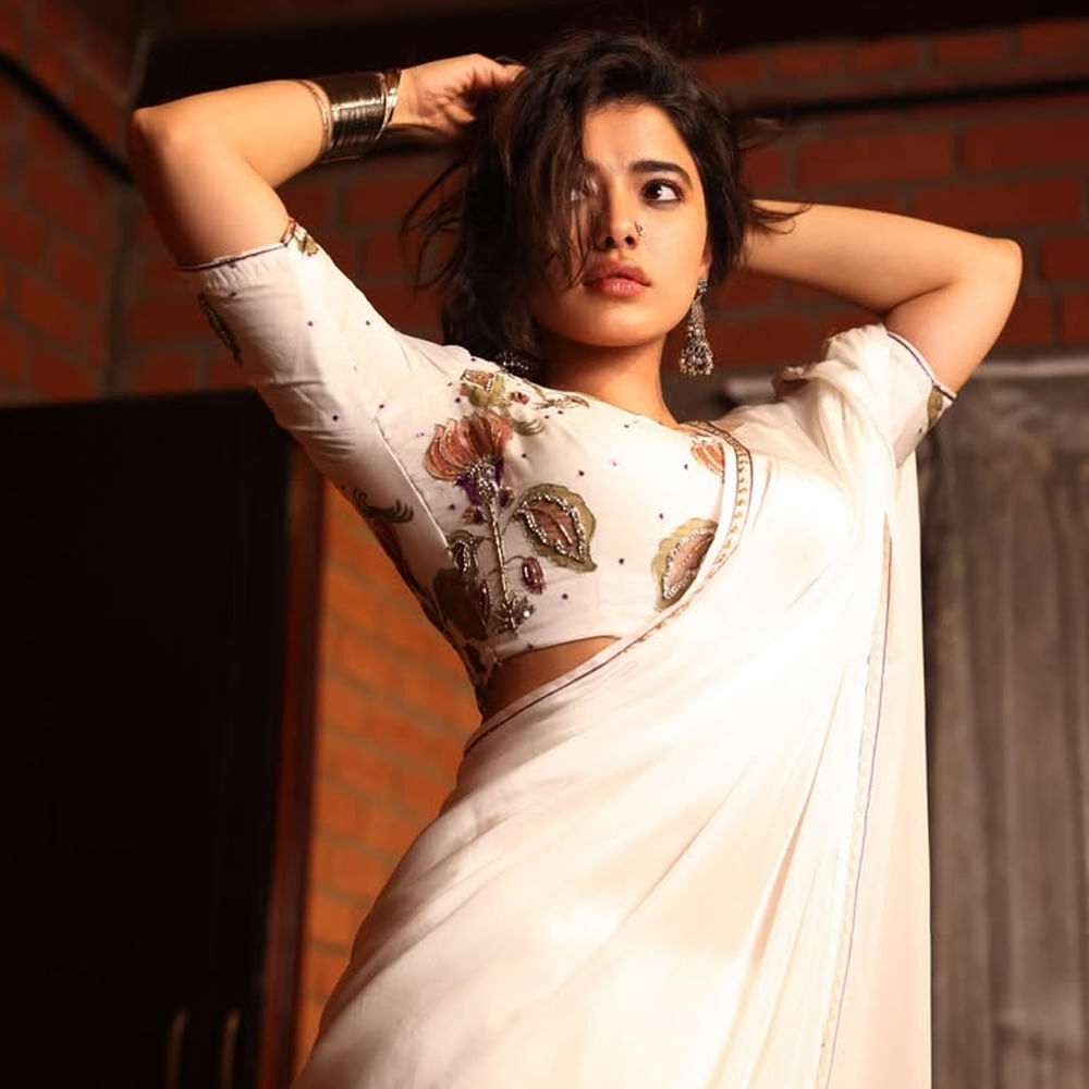 ప్రస్తుతం సోషల్ మీడియాలో తెగ యాక్టివ్ గా ఉంటూ క్రేజీ ఫోటోస్ షేర్ చేస్తుంది. అటు ట్రెడిషనల్.. ఇటు గ్లామర్ ఫోటోలతో నెట్టింట హల్చల్ చేస్తుంది. తాజాగా ఈ అమ్మడు షేర్ చేసిన ఫోటోస్ చూసి ఫిదా అవుతున్నారు ఫ్యాన్స్. 