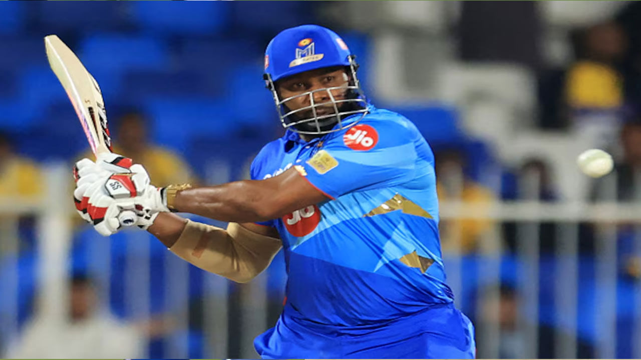 ఈ జాబితాలో వెస్టిండీస్ పేసర్ కీరన్ పొలార్డ్ రెండో స్థానంలో ఉన్నాడు. టీ20 క్రికెట్‌లో 690 మ్యాచ్‌లు ఆడిన పొలార్డ్ 614 ఇన్నింగ్స్‌ల్లో 8930 బంతులు ఎదుర్కొని మొత్తం 901 సిక్సర్లు బాదాడు. దీంతో టీ20 క్రికెట్‌లో 900+ సిక్సర్లు బాదిన ప్రపంచంలో రెండో బ్యాట్స్‌మెన్‌గా నిలిచాడు.