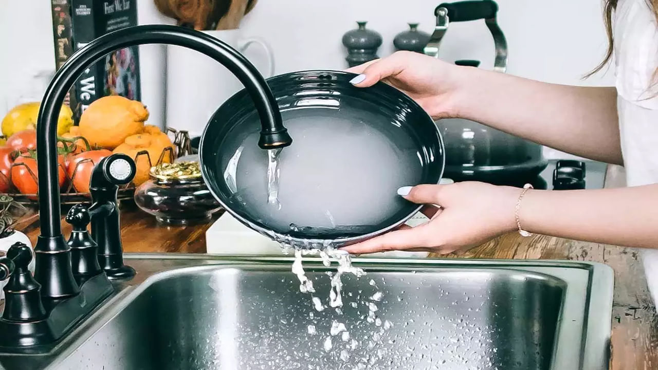 జిడ్డైన పాత్రలను శుభ్రం చేయడానికి వేడి నీటిని ఉపయోగించడం వల్ల.. అందులో ఉపయోగించే ఆహారంపై భారీ ప్రభావాన్ని చూపుతుంది. ఎందుకంటే వేడి నీటితో జిడ్డు పాత్రలను కడిగినప్పుడు.. వాటిపై మురికి నీరు బలంగా అంటుకుపోతుంది. పాత్రలపై వేడి నీరు చల్లారిన తర్వాత, ఈ విధమైన మరకలు పాత్రలపై కనిపిస్తాయి.