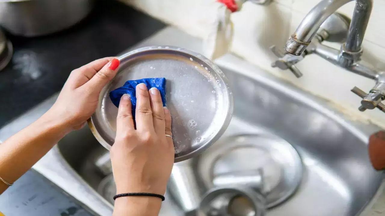 మీరు వేడి నీటిలో నాన్ స్టిక్ లేదా ఐరన్ పాత్రలను శుభ్రం చేస్తే.. దానిలోని ఉపరితల పూత మరింత ప్రభావితం అవుతుంది. వేడి నీరు పాత్రల్లో పగుళ్లకు కారణమవుతుంది. ముఖ్యంగా నాన్-స్టిక్ ప్యాన్‌లను వేడి నీటితో కడిగితే అవి త్వరగా పాడైపోతాయి. 