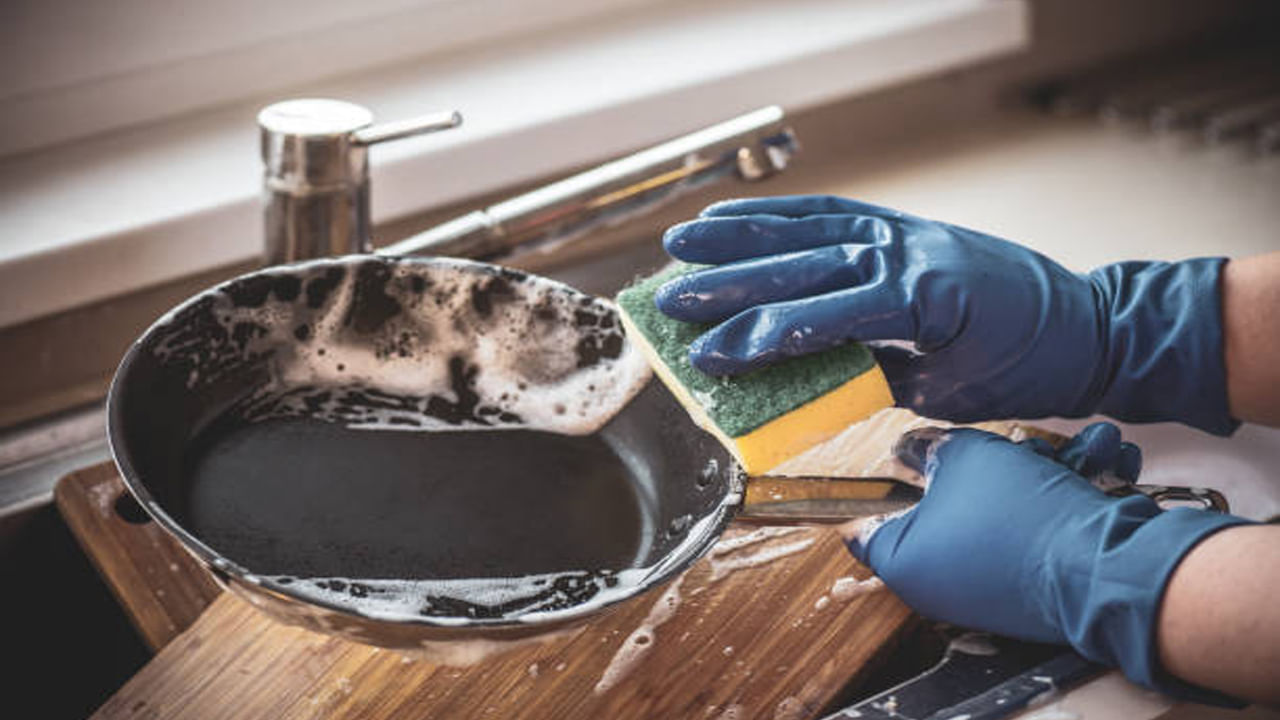 బదులుగా సబ్బుతో సున్నితంగా వీటిని శుభ్రం చేయాలి. ప్యాన్‌లను శుభ్రం చేసేటప్పుడు, తేలికపాటి డిష్‌వాషింగ్ సబ్బు లేదా ద్రవాన్ని ఉపయోగించాలి. ఇది పాత్రలకు హాని కలిగించకుండా మొండి మరకలను తొలగించడంలో సహాయపడుతుంది.