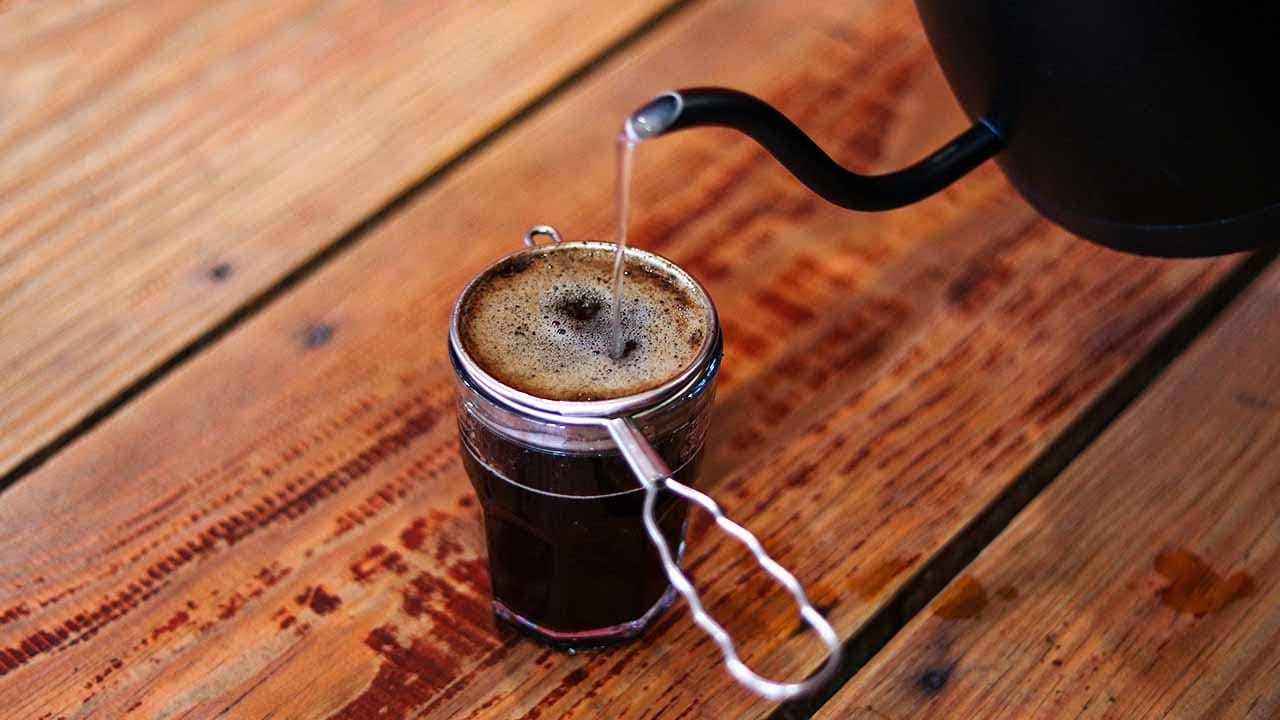 మనం నిత్యం ప్రతి రోజూ ఉపయోగించే వాటిల్లో టీ చిక్కం కూడా ఒకటి. దీన్నే టీ జాలీ అని కూడా పిలుస్తారు. ఉదయం లేవగానే టీ తాగపోతే.. ఏ పనీ మొదలు కాదు. రోజూ ఉపయోగించడం వల్ల టీ జాలి నల్లగా మారిపోతుంది. దీంతో పాతవి పడేసి కొత్తవి కొంటూ ఉంటారు. అలా కాకుండా ఇలా క్లీన్ చేస్తే.. మళ్లీ కొత్తదానిలా మెరిసిపోతుంది.
