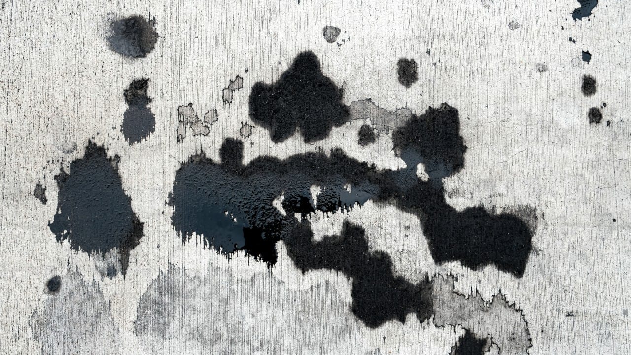 కానీ ఈ చిట్కాలను ట్రై చేశారంటే ఖచ్చితంగా ఆయిల్ మరకల్ని వదిలించుకోవచ్చు. గోడపై పడ్డ ఆయిల్ మరకల్ని వదిలించడంలో వెనిగర్ ఎంతో చక్కగా సహాయ పడుతుంది. 
