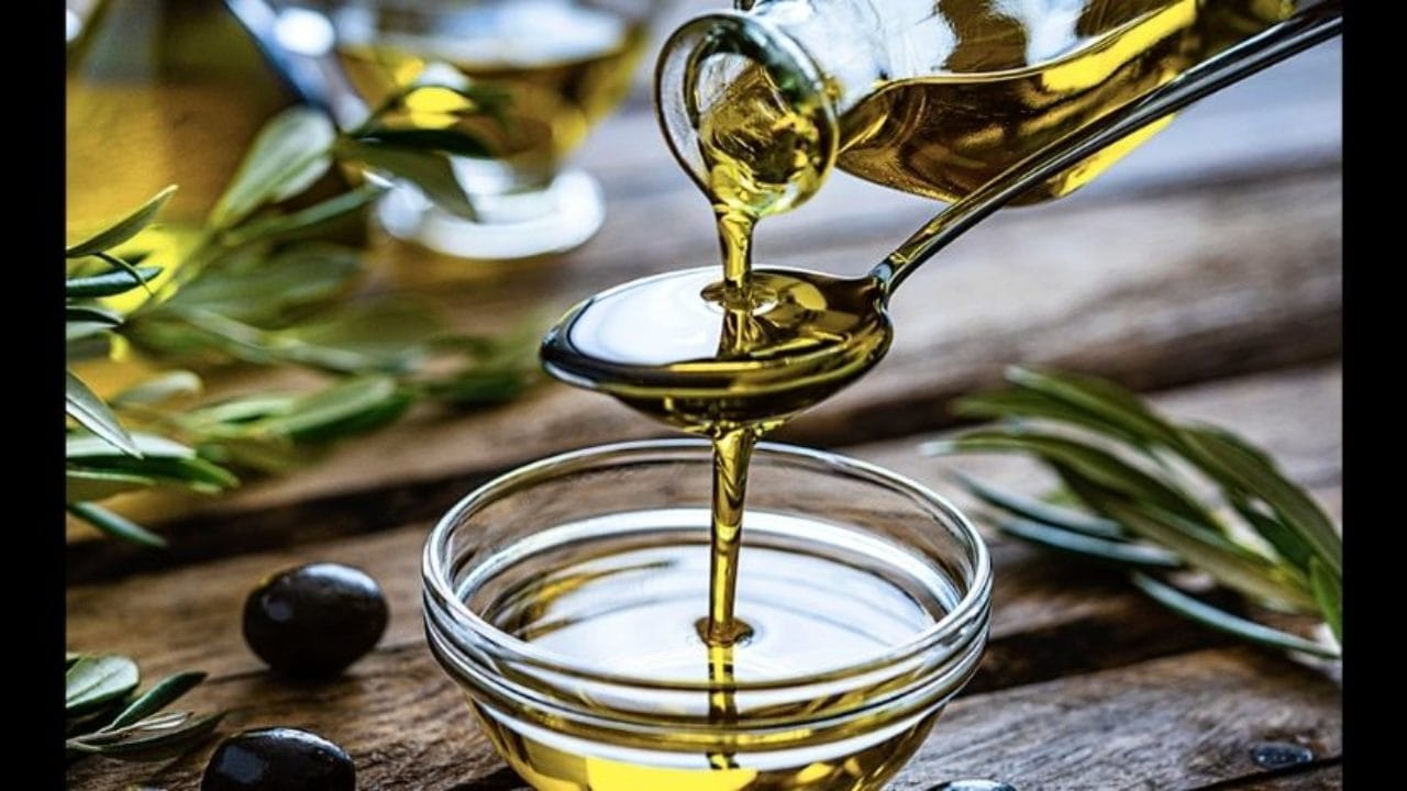 ముందుగా మీ ఇంట్లో ఉన్న ఏదో ఒక పిండిని.. గోడలపై చల్లండి. ఓ పావు గంట సేపు పక్కకు వదిలేయండి. అలా చల్లడం వల్ల పిండి నూనెను గ్రహిస్తుంది. 
