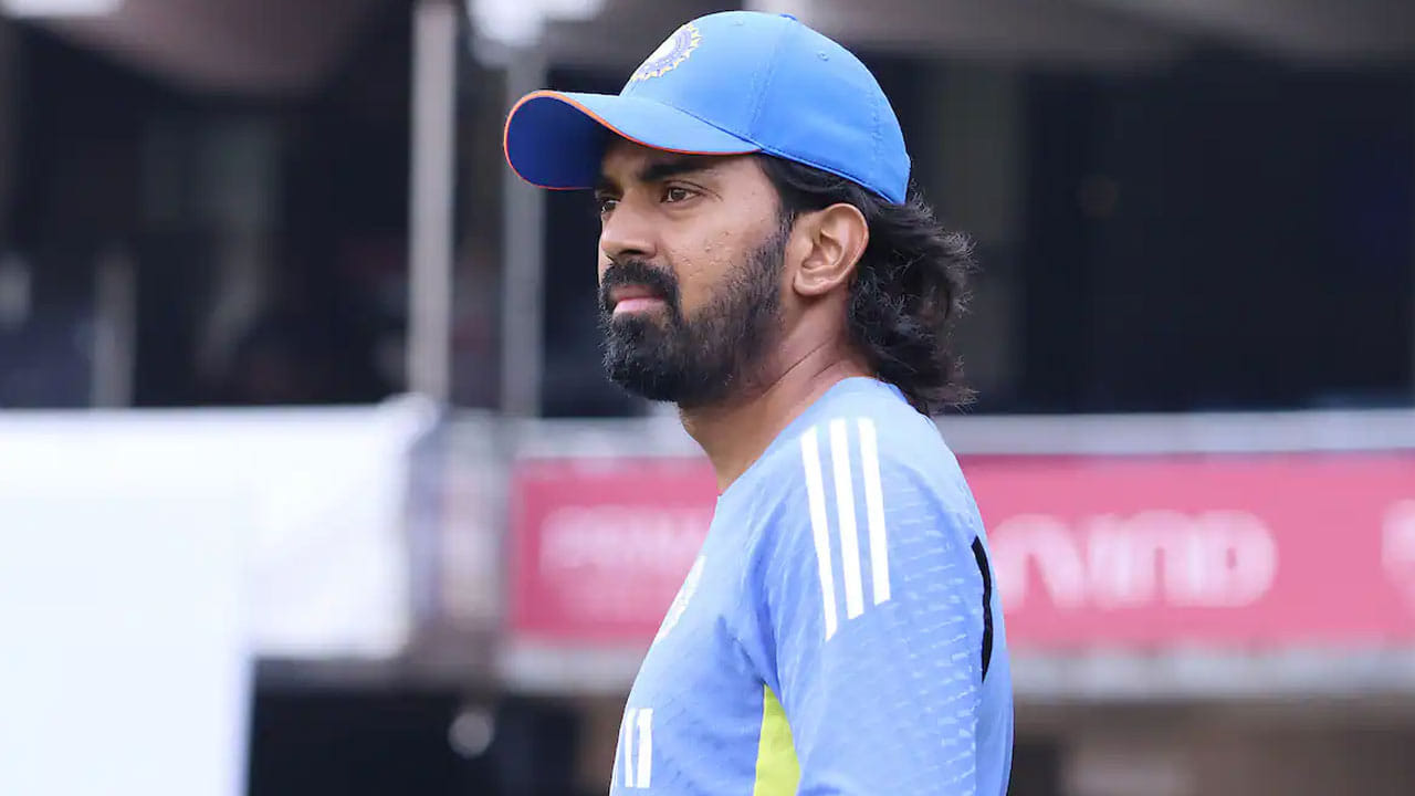 2. కేఎల్ రాహుల్: అంతర్జాతీయ టీ20ల్లో భారత్‌ తరపున అత్యంత వేగంగా అర్ధశతకం సాధించిన జాబితాలో కేఎల్‌ రాహుల్‌ రెండో స్థానంలో నిలిచాడు. 2021 టీ20 ప్రపంచకప్‌లో స్కాట్లాండ్‌తో ఆడుతున్న కేఎల్ రాహుల్ 19 బంతుల్లో 6 ఫోర్లు, 3 సిక్సర్లతో 50 పరుగులు చేశాడు. ఈ మ్యాచ్‌లో టీమిండియా 8 వికెట్ల తేడాతో విజయం సాధించింది.