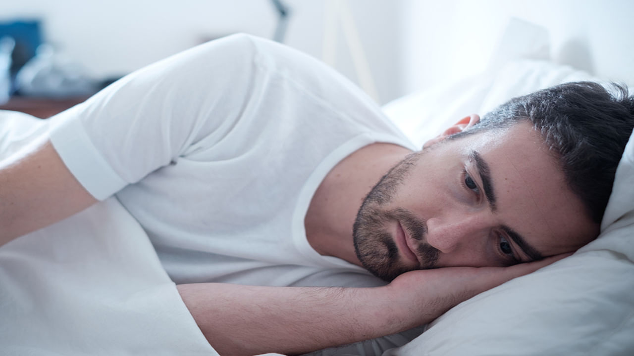 ముందుగా బెడ్‌పై ఉపయోగించే షీట్‌లు అన్నీ కాటన్‌వి మాత్రమే ఉండాలని గుర్తుంచుకోండి. లేత రంగులను మాత్రమే ఎంచుకోవాలి. తెలుపు,దా లేత పసుపు రంగు బెడ్‌ షీట్లను ఉపయోగించవచ్చు. ఏ రోజు కారోజు సాయంత్రం బెడ్ షీట్లను మార్చితే తాజా అనుభూతిని ఇస్తుంది. తద్వారా త్వరగా నిద్రపోతారని నిపుణులు అంటున్నారు.