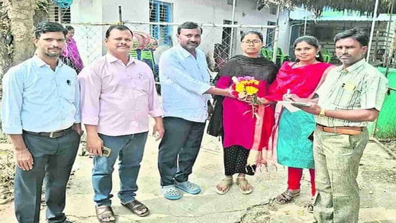 విద్యార్థుల ఇంటికి వెళ్లి పుష్పగుచ్చాలు ఇస్తున్న లెక్చరర్లు.. ఎందుకో తెలుసా..?