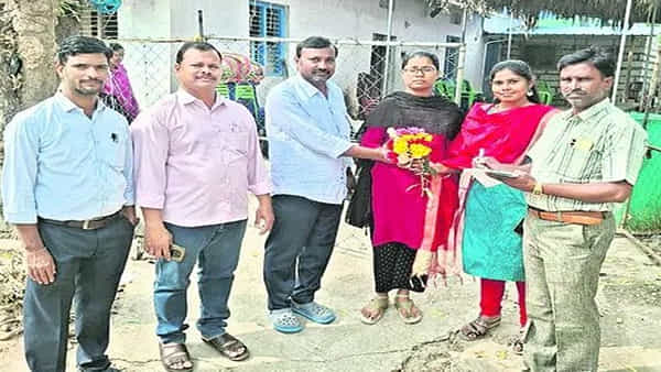 విద్యార్థుల ఇంటికి వెళ్లి పుష్పగుచ్చాలు ఇస్తున్న లెక్చరర్లు.. ఎందుకో తెలుసా..?