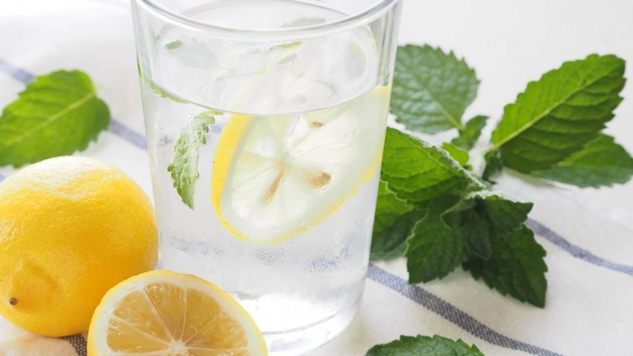 Lemon Water: హాట్ వాటర్‌లో నిమ్మరసం కలిపి తాగితే ఊహించలేని లాభాలు..