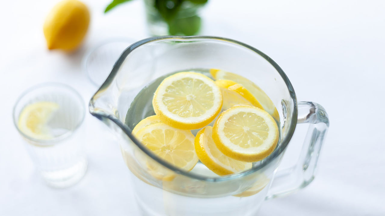 బరువును తగ్గించడంలో కూడా ఈ వాటర్ హెల్ప్ చేస్తాయి. అంతే కాకుండా చర్మం కాంతివంతంగా కనిపిస్తుంది. శరీరంలో రక్త ప్రసరణ మెరుగు పడుతుంది. రక్తంలో, శరీరంలో ఉన్న మలినాలు, విష పదార్థాలు బయటకు పోతాయి.

(NOTE: ఇందులోని అంశాలు కేవలం అవగాహన కోసం మాత్రమే. నిపుణులు అందించిన సమాచారం ప్రకారం ఇక్కడ తెలియజేయడమైనది. ఆరోగ్యరీత్యా ఎలాంటి సమస్యలు ఉన్నా వైద్య నిపుణుల్ని సంప్రదించడం మేలు.)
